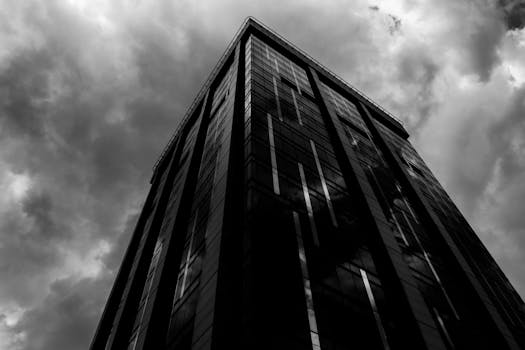 Navigating the Labyrinth: When Your Business Needs a Commercial Real Estate Lawyer